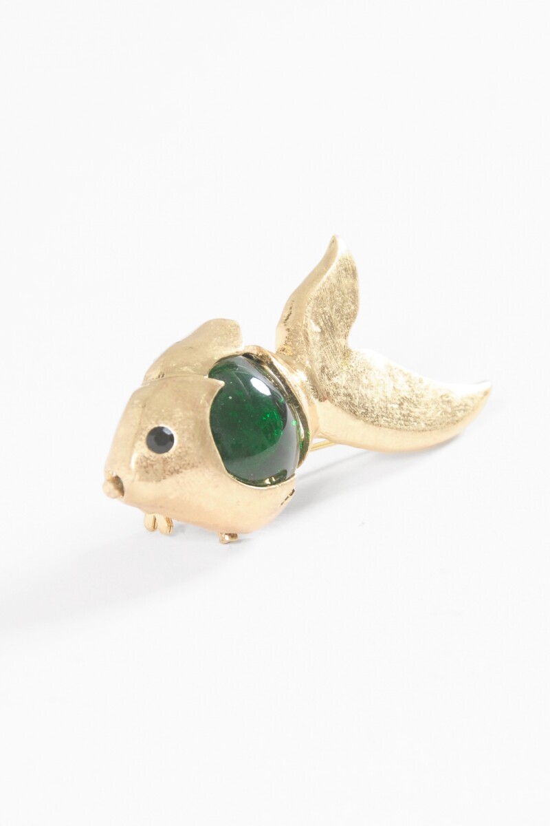 Prendedor pez con piedra dorado