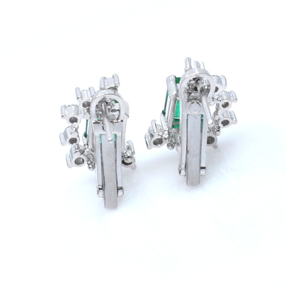 Caravanas clips en oro 18k blanco, con esmeraldas y brillantes Caravanas clips en oro 18k blanco, con esmeraldas y brillantes