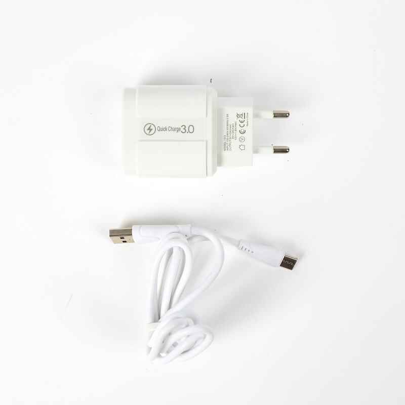 Cargador celular DK-C01 carga rapida 3.0A con cable USB tipo C Cargador celular DK-C01 carga rapida 3.0A con cable USB tipo C