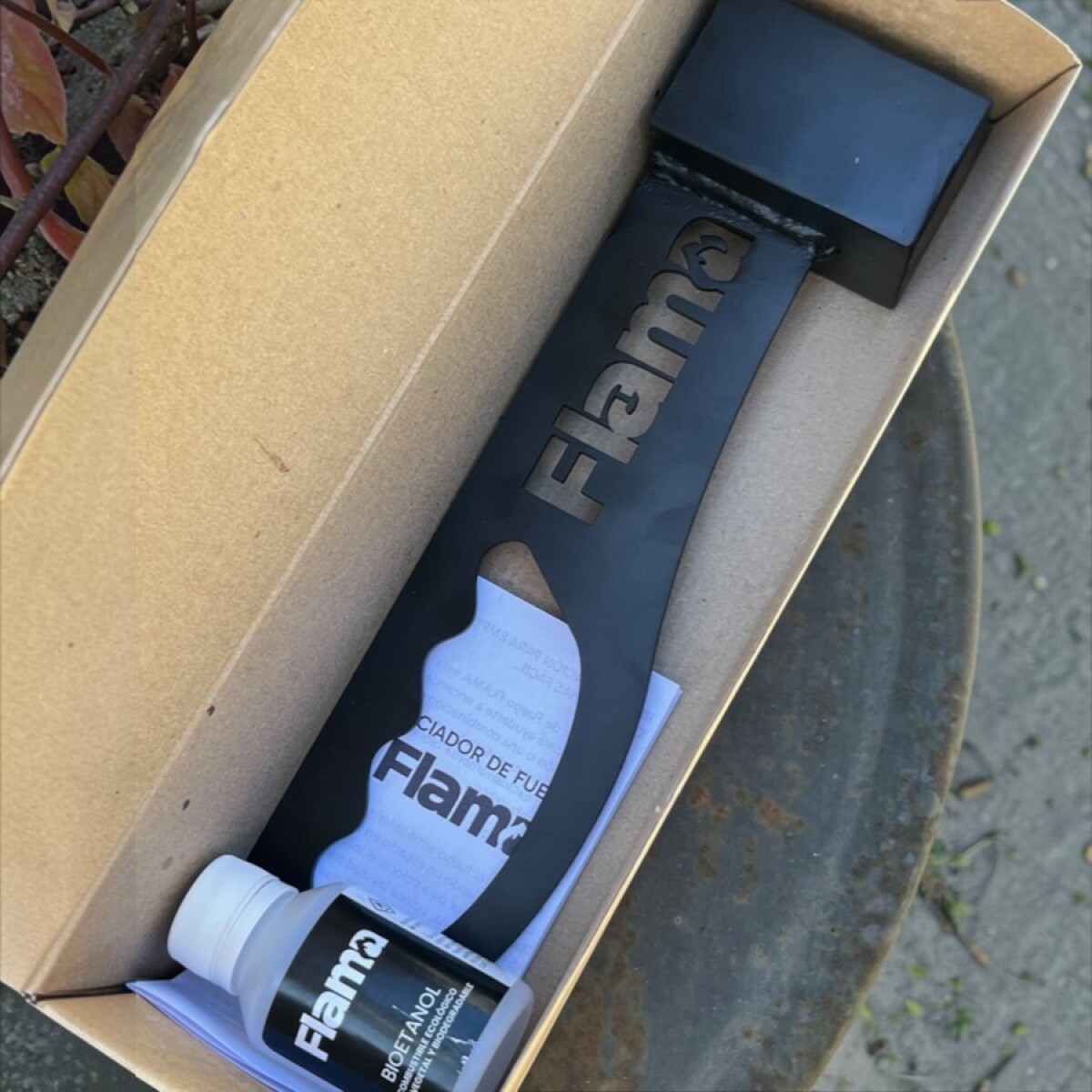 Kit iniciador de fuego Flama con mango ergonómico, bioetanol y caja 