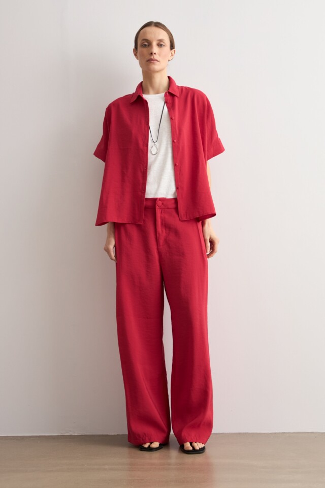 Pantalon recto con pinzas carmesí