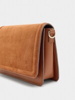 Bolso Bandolera Con Solapa Y Detalles De Piel camel