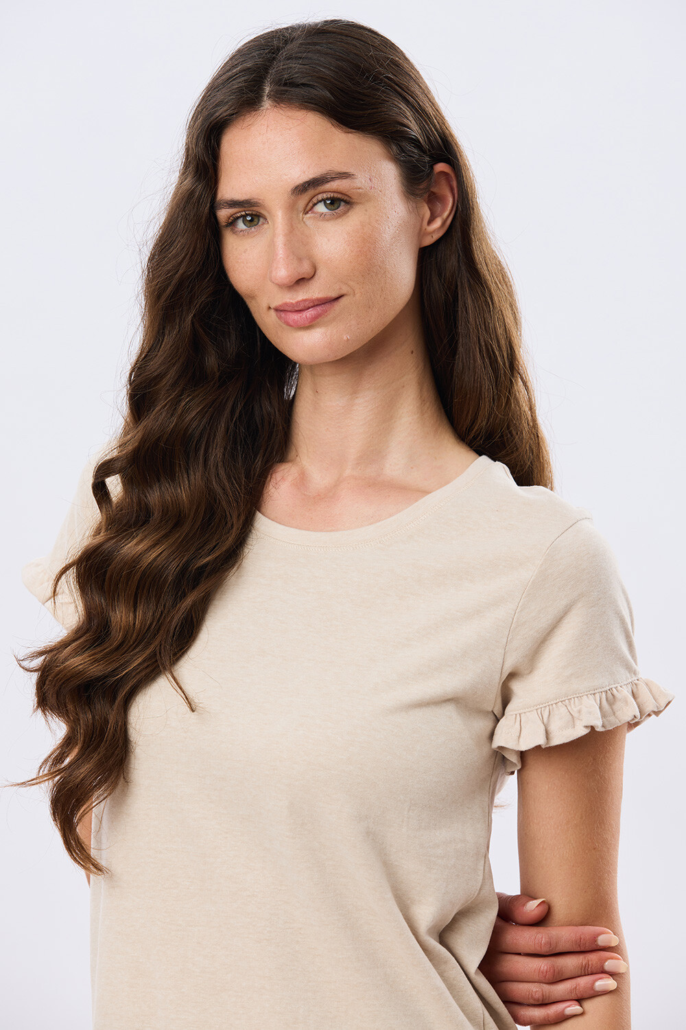 REMERA DE ALGODÓN CON VOLADO Beige
