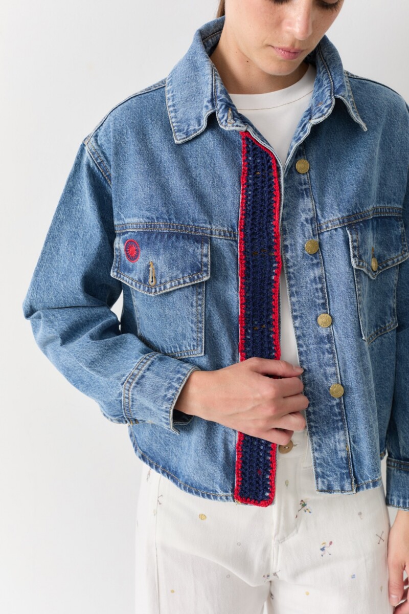 CAMPERA ESCUDO Celeste Con Rojo