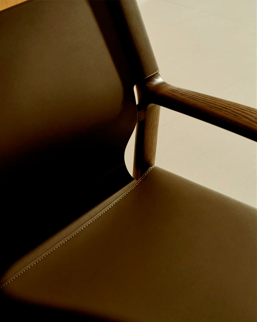 Butaca Jan de fibras de cuero reciclado marrón oscuro y madera maciza de fresno con acabado tono nogal FSC 100% Butaca Jan de fibras de cuero reciclado marrón oscuro y madera maciza de fresno con acabado tono nogal FSC 100%