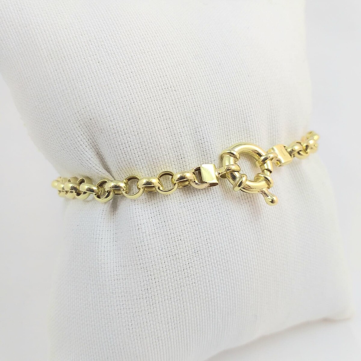 Pulsera de oro 18Ktes, modelo rolo, ancho de eslabón 5mm, cierre marinero, largo 19cm. 