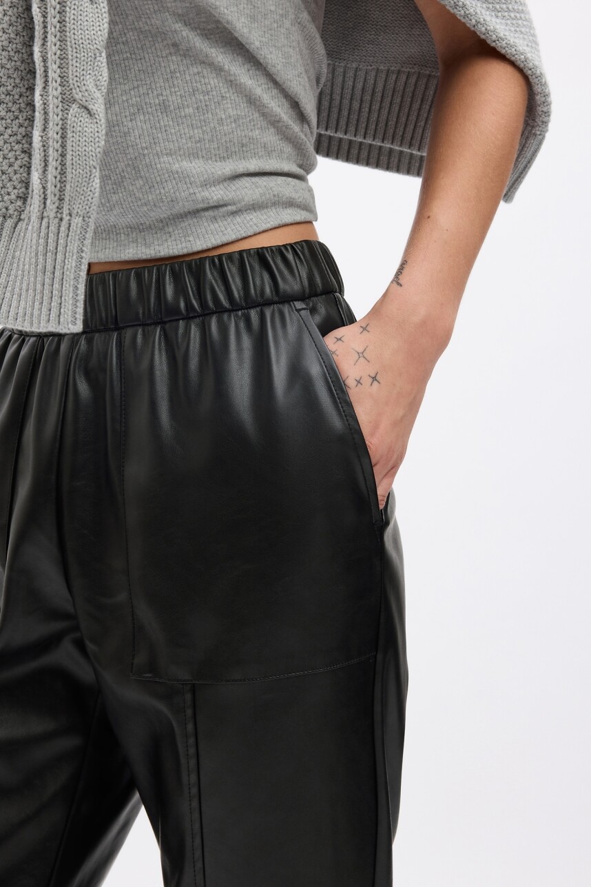 Pantalón Pull On Cuerina Mujer Black Faux Leather