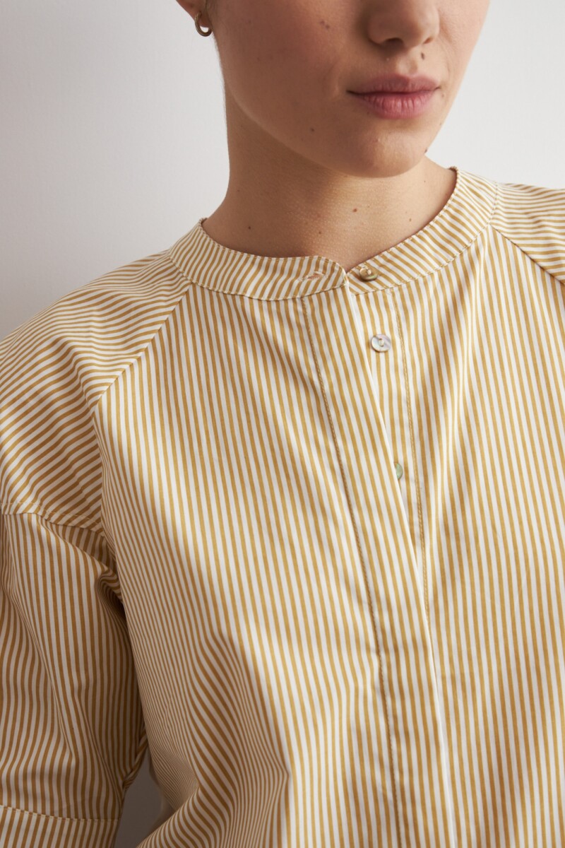 Camisa rayada cuello mao maiz