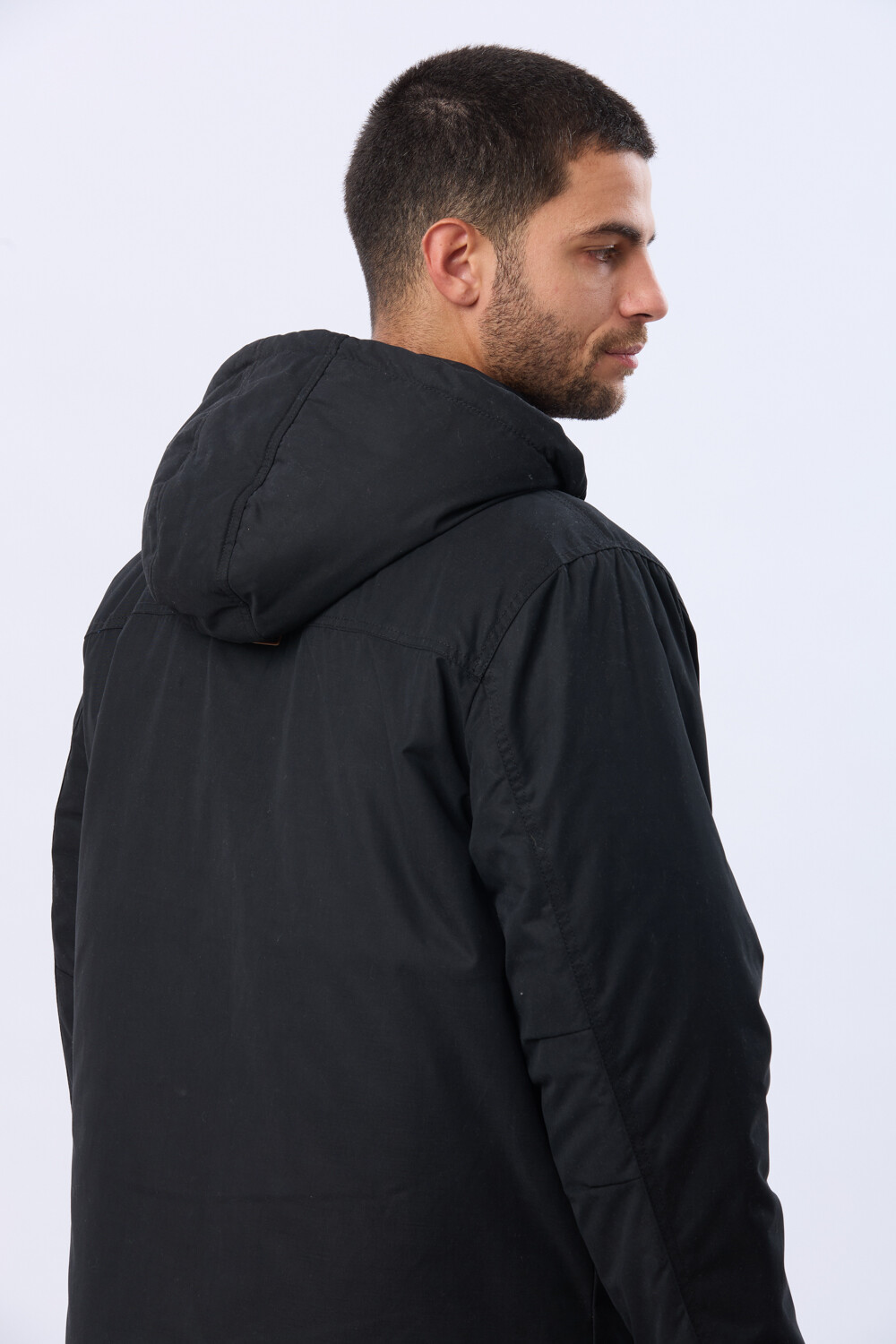 CAMPERA CON CAPUCHA DESMONTABLE Negro