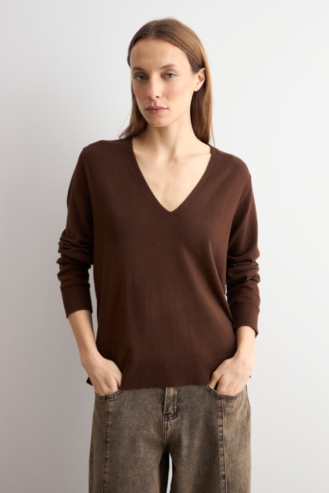 Sweater básico escote V chocolate