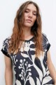 Blusa escote V frente estampado negro