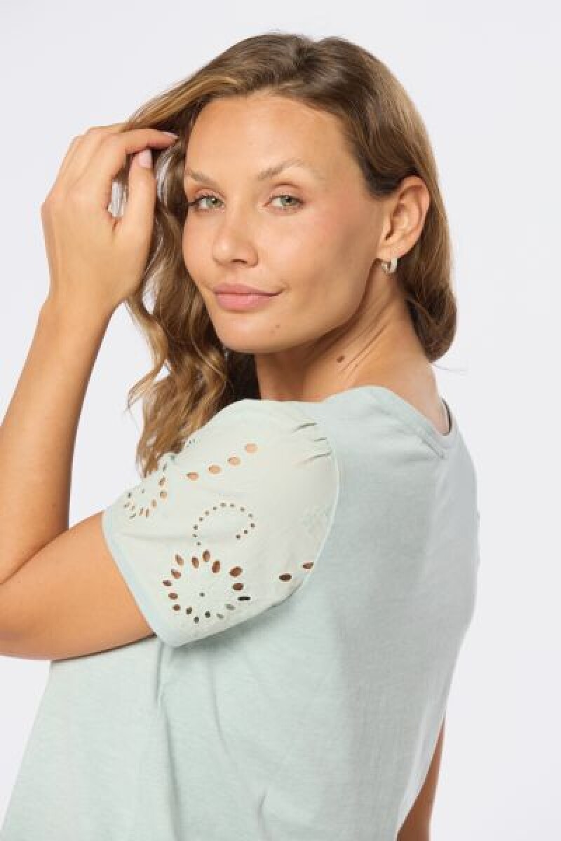 REMERA BRODERIE LISA - Verde 