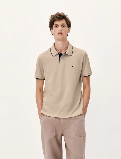 POLO BÁSICA EN PIQUÉ BEIGE