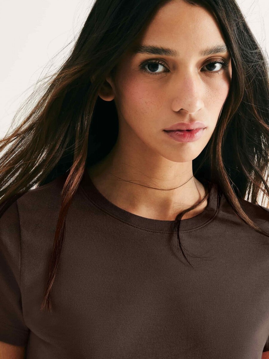 CAMISETA BÁSICA SLIM WORLD - MARRÓN 