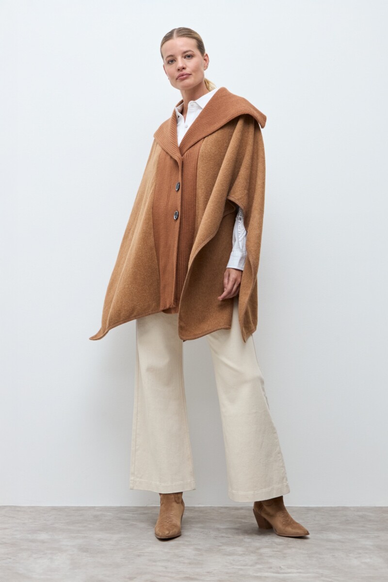 Capa cuello tejido y botones chocolate