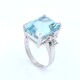 Anillo en platino, aguamarina central y brillantes. Anillo en platino, aguamarina central y brillantes.