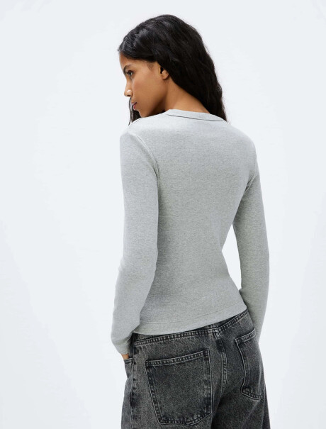 CAMISETA BÁSICA EN TELA ACANALADA GRIS