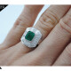 Hermoso anillo en platino con esmeralda central y brillantes Hermoso anillo en platino con esmeralda central y brillantes