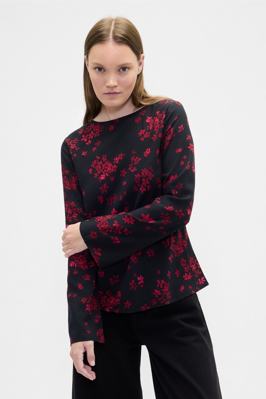 Remera Cuello Bote Mujer Black Red Floral