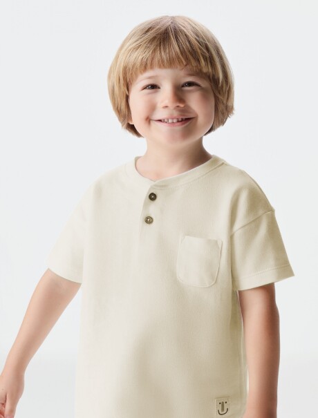 CAMISETA INFANTIL CON BOLSILLO Y BOTONES BEIGE
