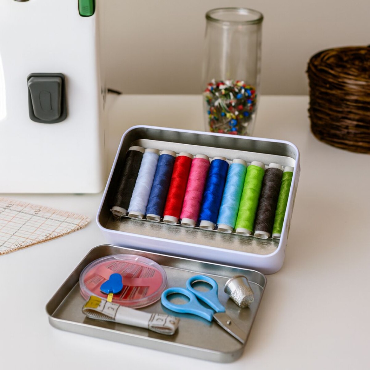 HILO DE COLORES X 10 CON ACCESORIOS EN CAJA DE LATA 