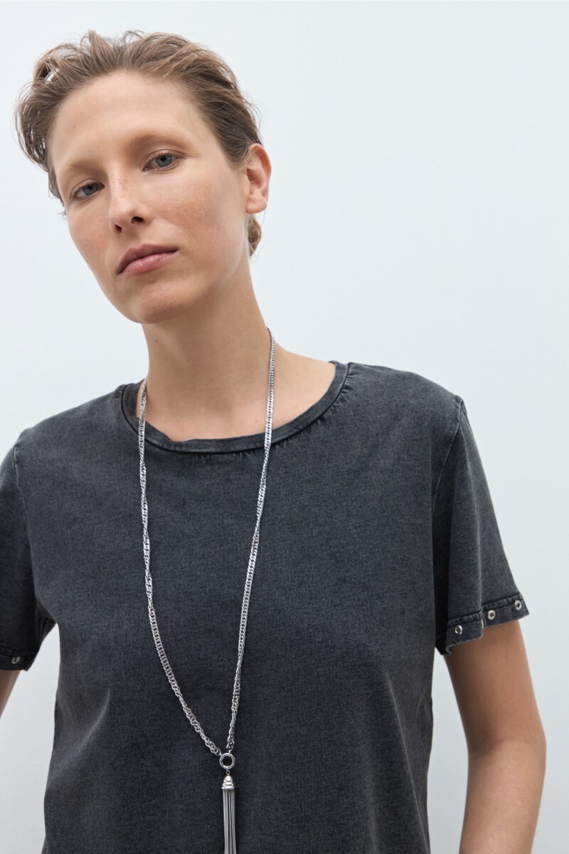 Remera con ojalillos metálicos negro