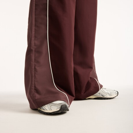 Pantalón Lifestyle New Balance de Dama Trackside WB62O9UFYLR BROWN