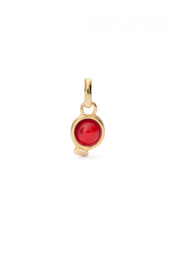 CHARM BAÑADO EN ORO 18K CON PIEDRA ROJA. Charm