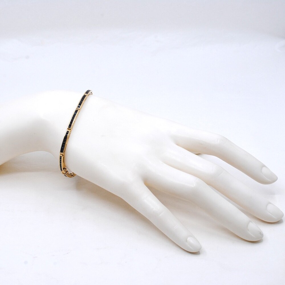 Pulsera articulada en oro 18k y zafiros azules. Pulsera articulada en oro 18k y zafiros azules.