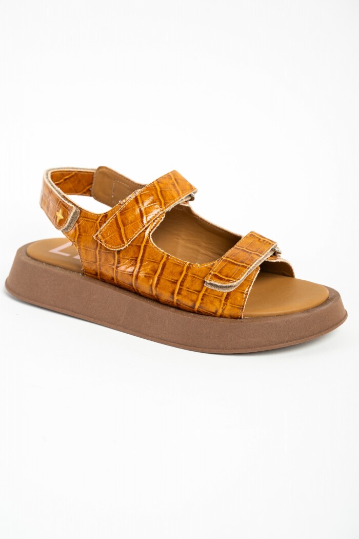 Sandalias De Cuero Croco Caramelo