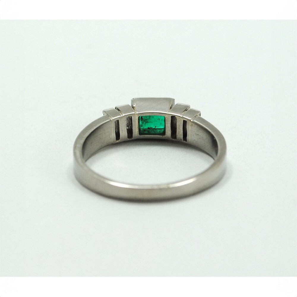 Anillo De Platino Con Esmeralda Y Brillantes Baguettes Anillo De Platino Con Esmeralda Y Brillantes Baguettes
