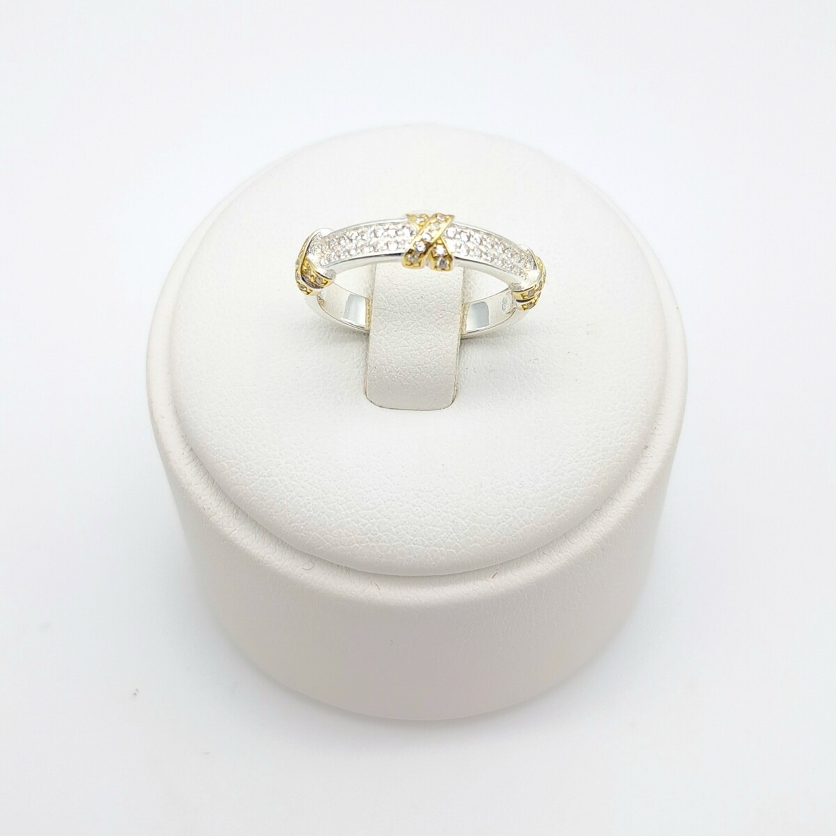 Anillo de plata 925 con baño de oro y circonias. 