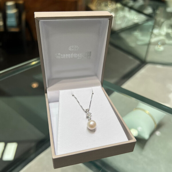 Colgante Odette de Oro Blanco 18k con Brillantes y Perla de Cultivo (incluye cadena de 40cm) Colgante Odette de Oro Blanco 18k con Brillantes y Perla de Cultivo (incluye cadena de 40cm)