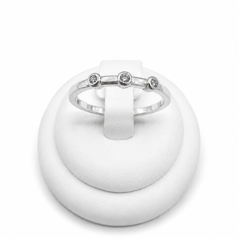 Anillo con tres zirconias Anillo con tres zirconias