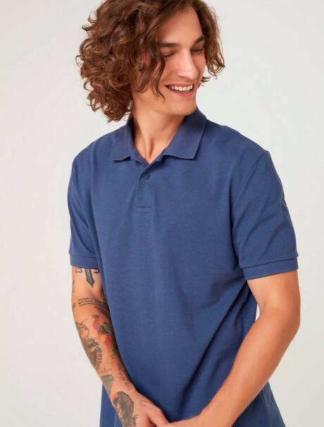 POLO BÁSICA EN TELA PIQUÉ AZUL