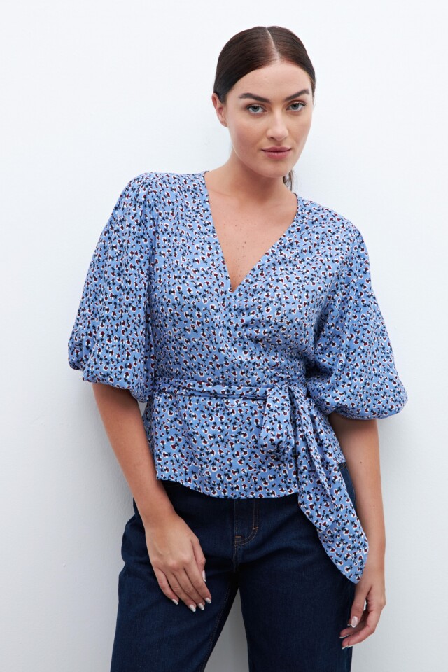 Blusa cruzada con estampa floral celeste