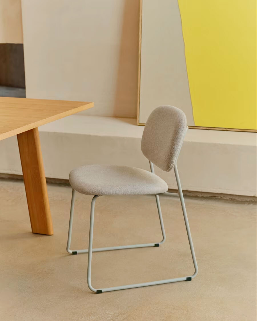 Silla apilable Meli de chenilla chenilla beige y patas de metal beige