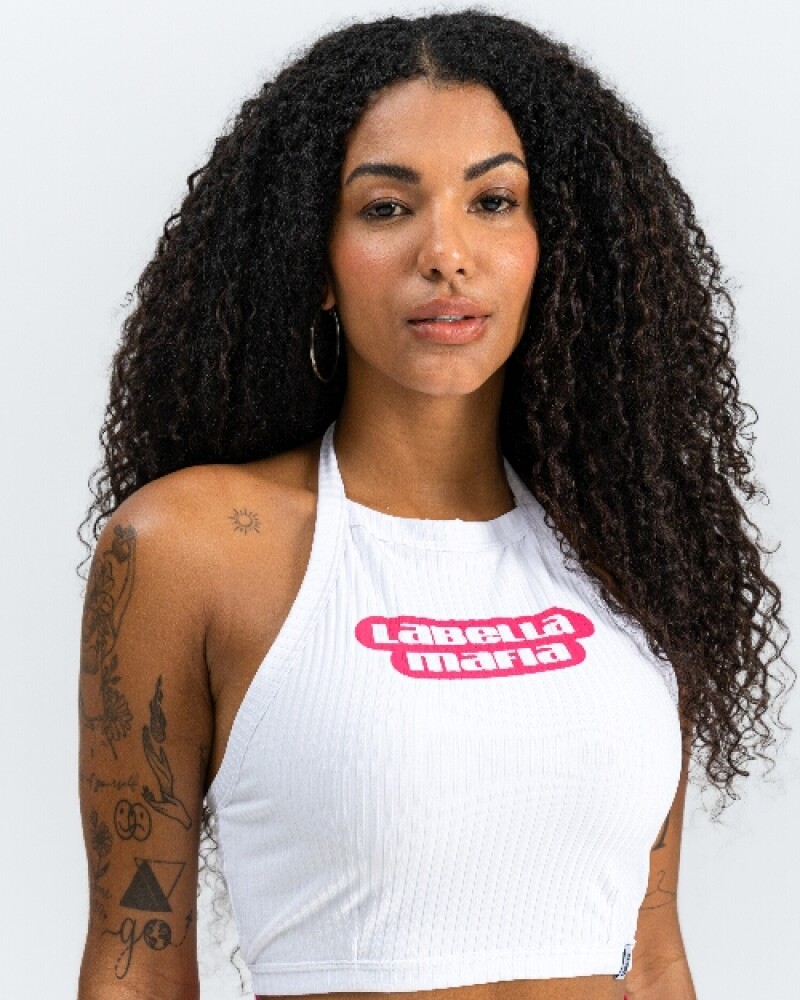 Remera top tipo musculosa blanca con letras rosadas U