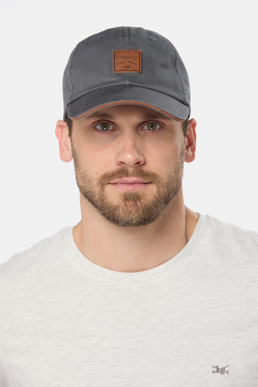 GORRO VISERA DE LONA CON PARCHE DE CUERO Gris