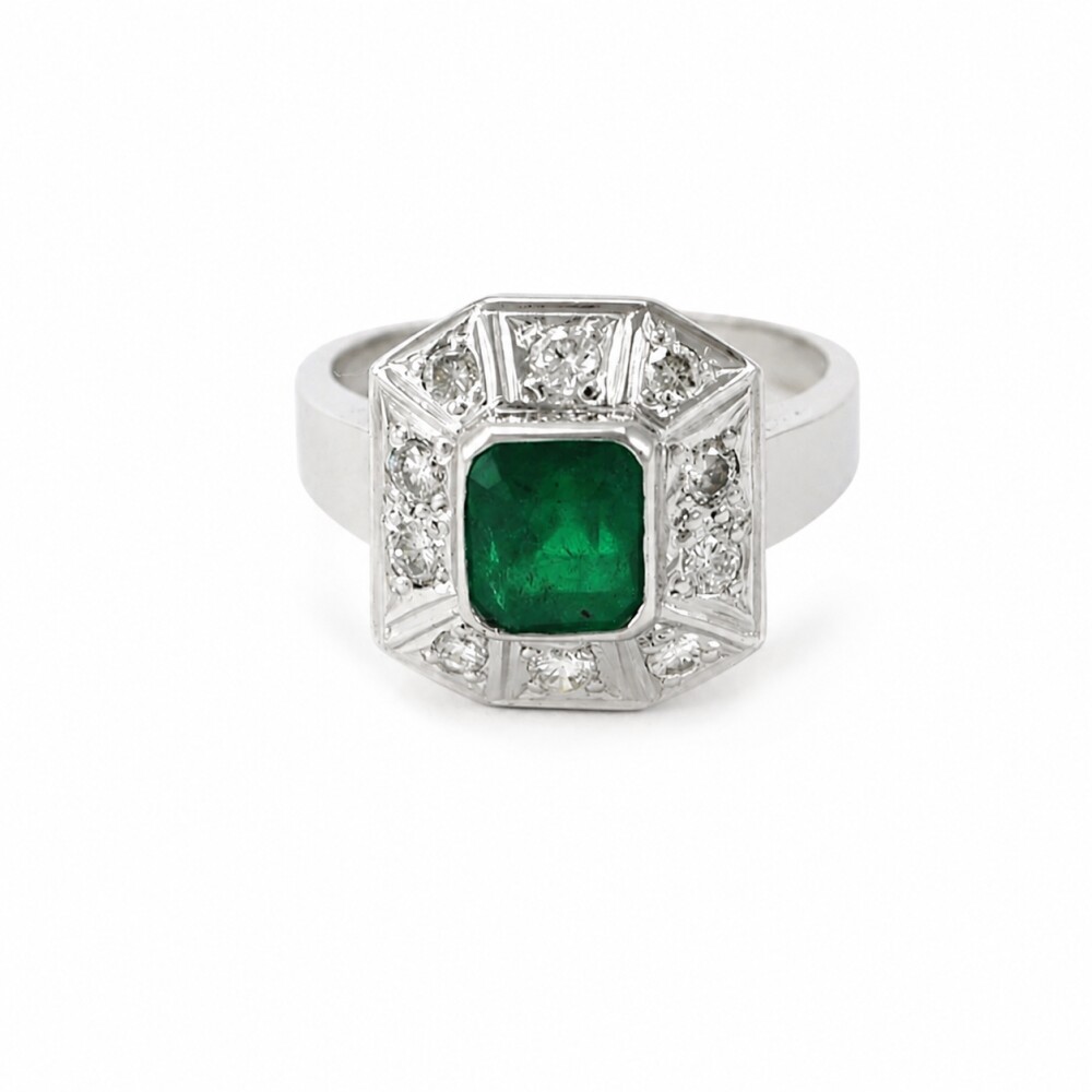 Hermoso anillo en platino con esmeralda central y brillantes Hermoso anillo en platino con esmeralda central y brillantes