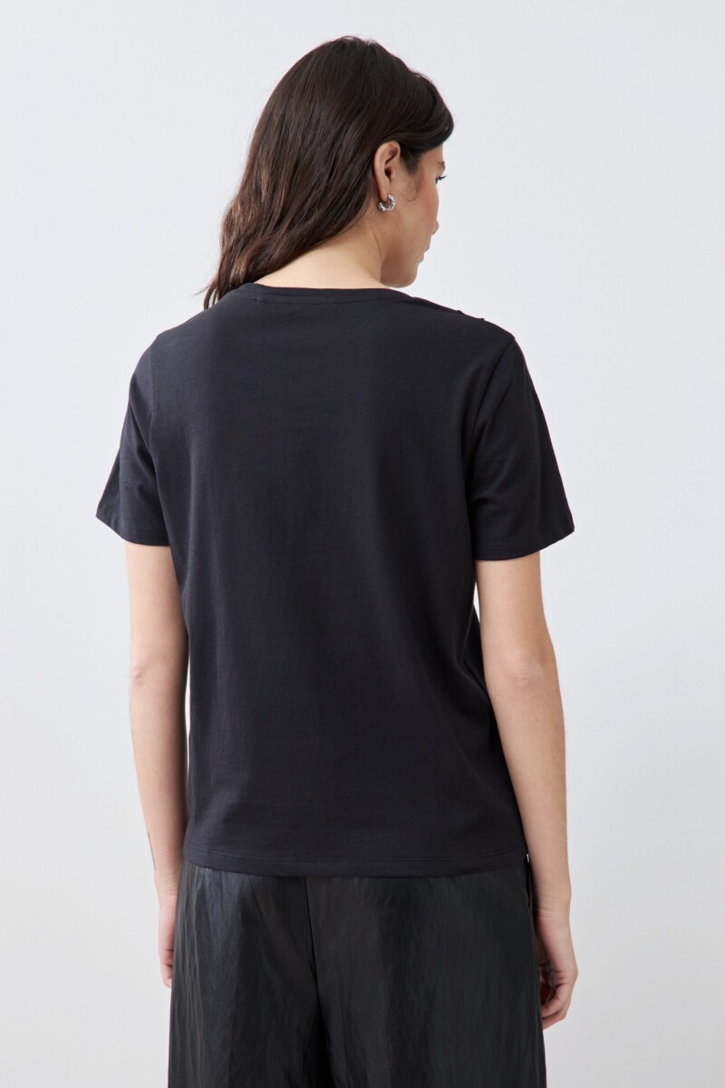 Remera con apliques bordados negro