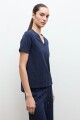Remera escote V azul marino