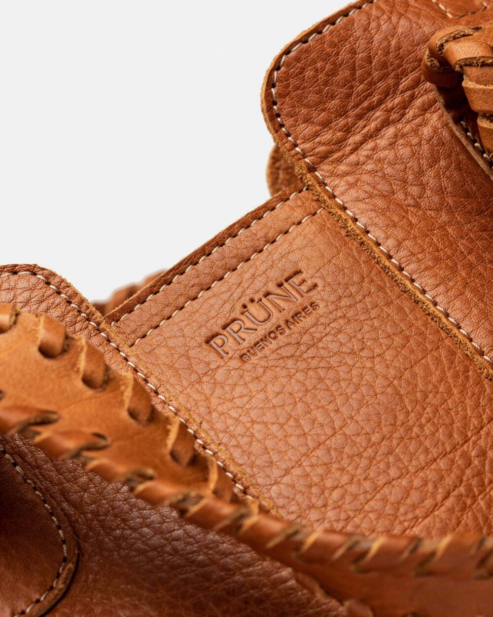 Cartera de mano The Braided en cuero vegetal liso Marron