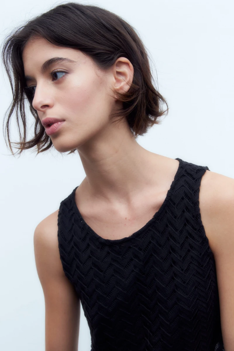 Blusa de encaje negro