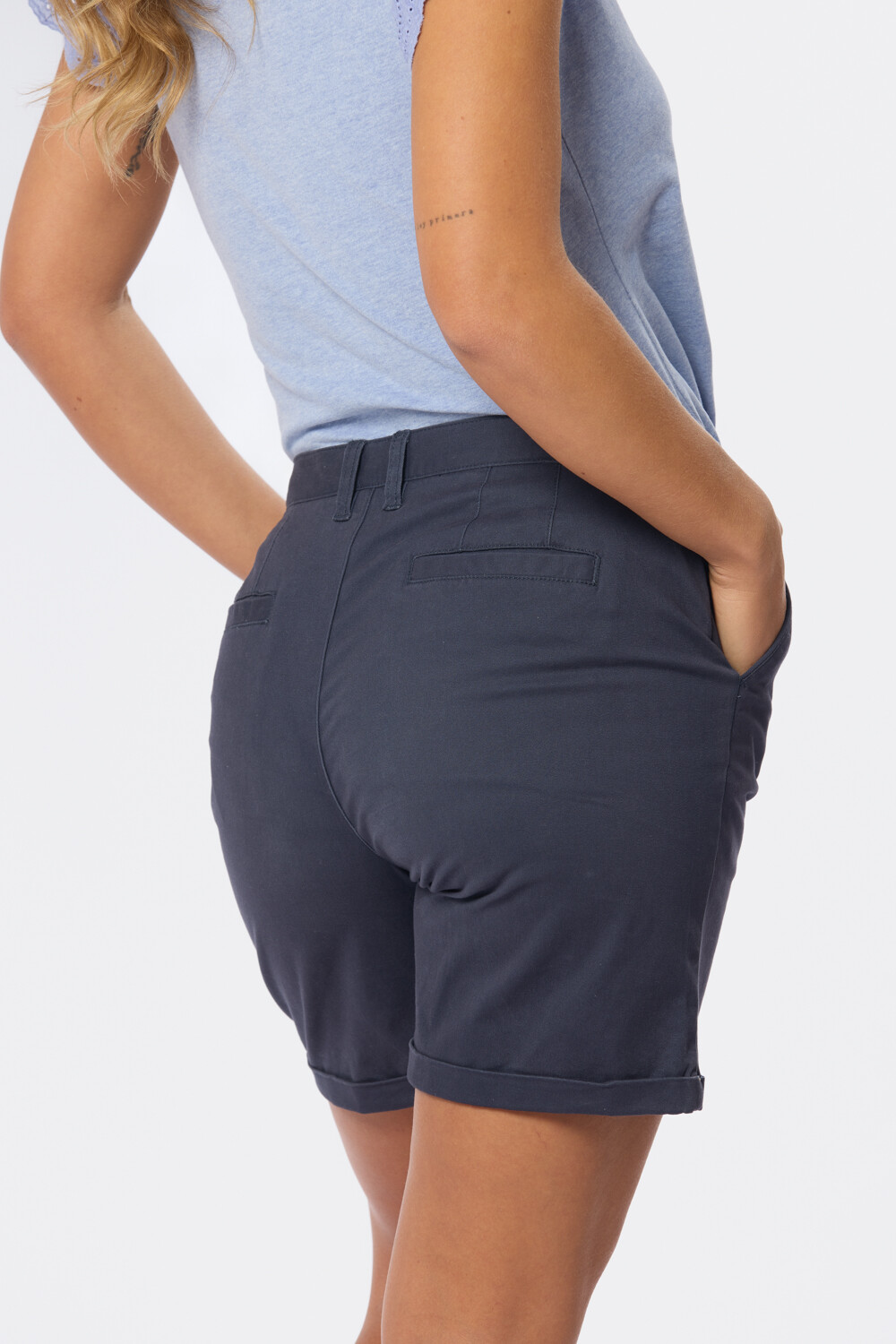 BERMUDA CLÁSICA CON SPANDEX Marino