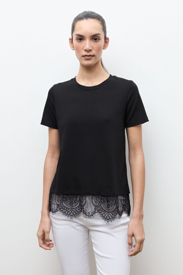 Remera oversized con encaje negro