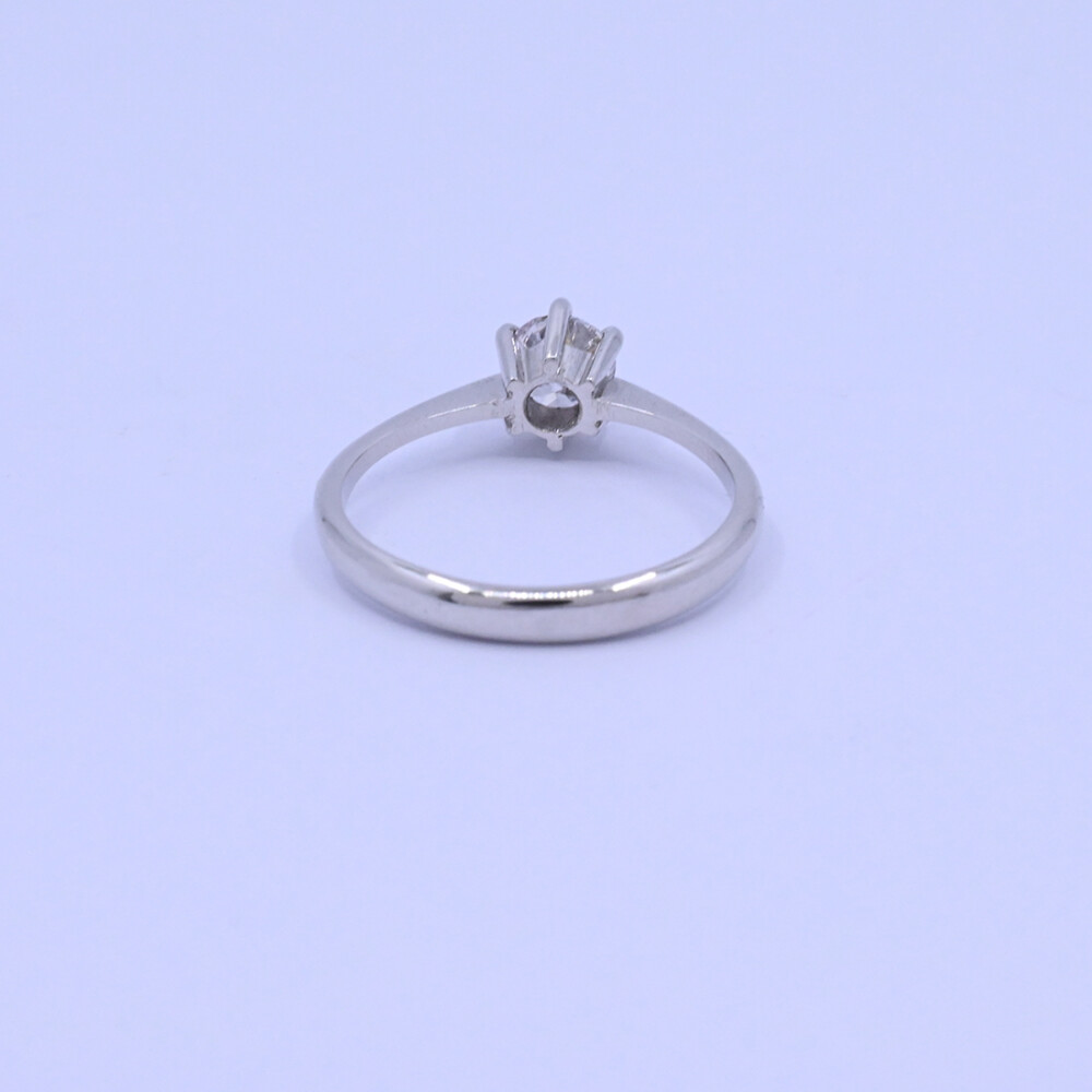 Anillo solitario oro 18k blanco con brillante engrace 6 puntas. Anillo solitario oro 18k blanco con brillante engrace 6 puntas.