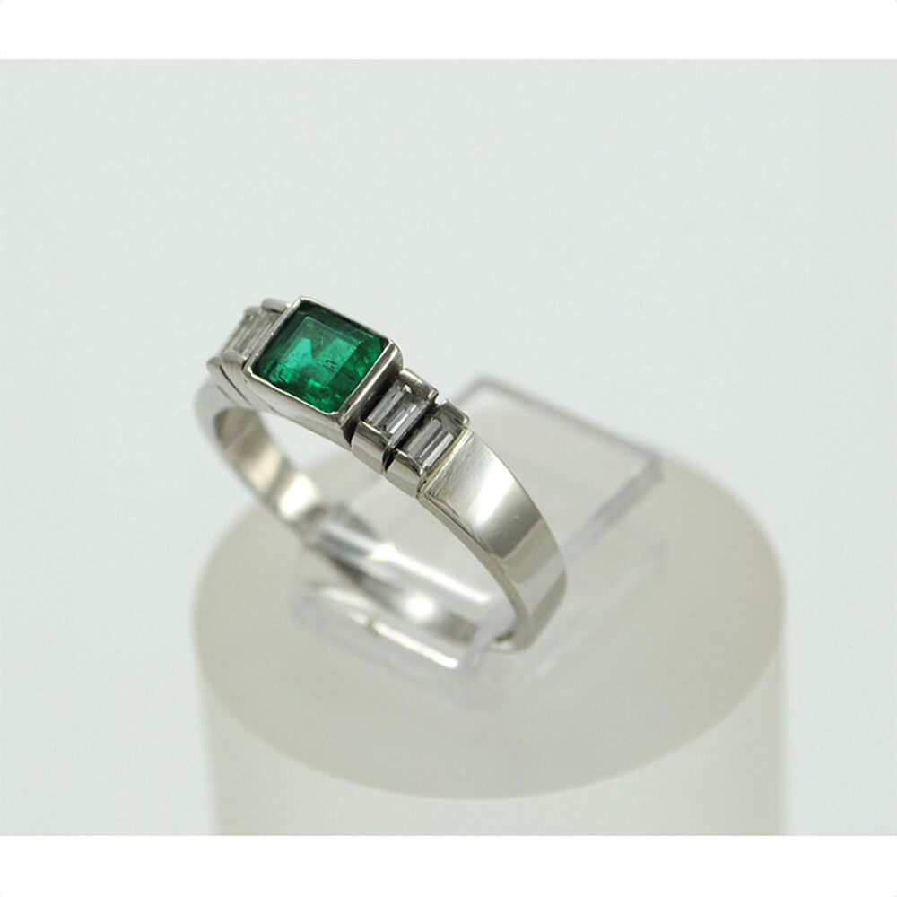 Anillo De Platino Con Esmeralda Y Brillantes Baguettes Anillo De Platino Con Esmeralda Y Brillantes Baguettes