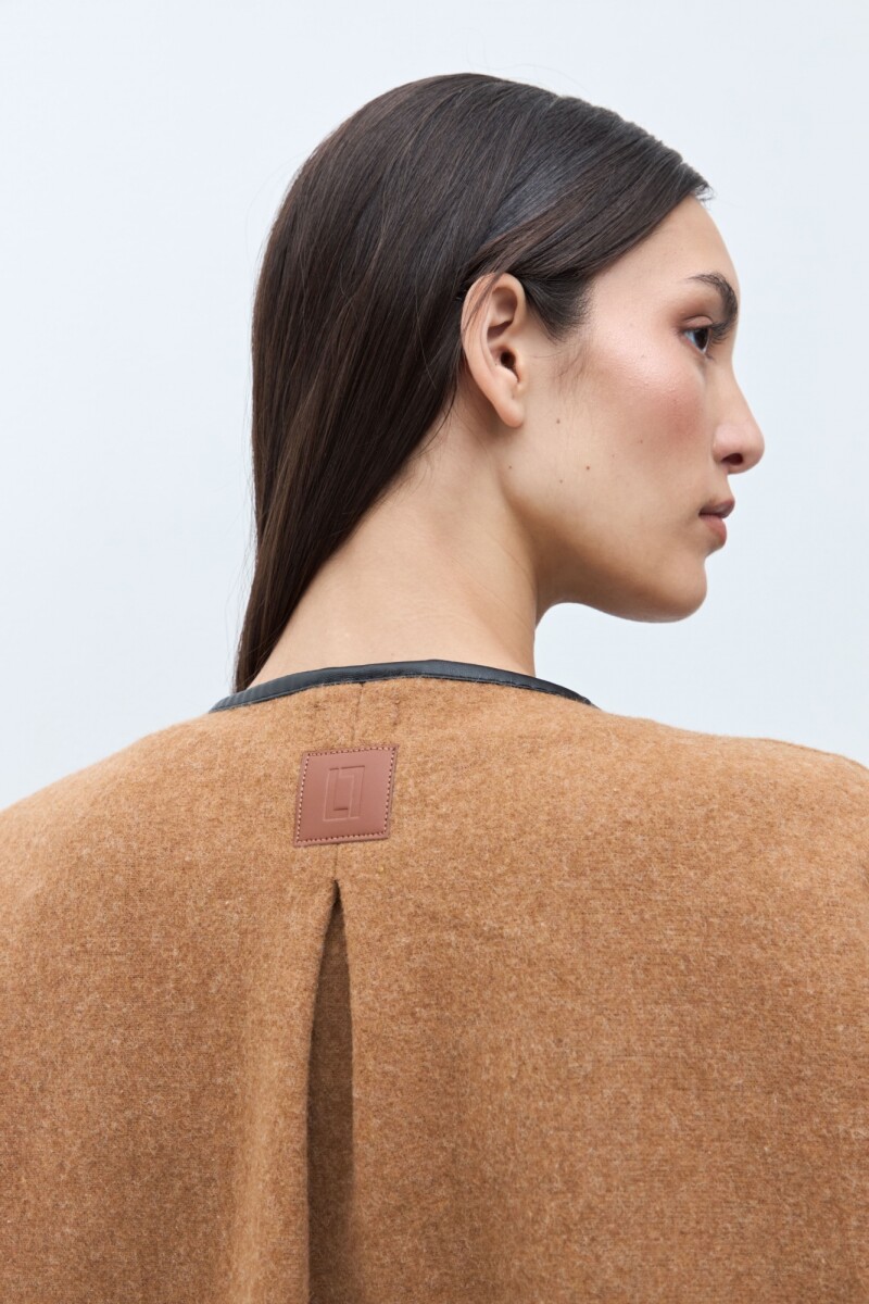 Capa con vivo en contraste y boton tostado