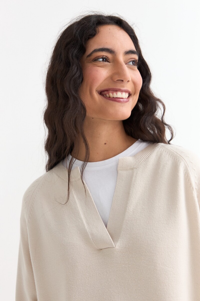 Sweater con cuello abierto y tajos laterales CRUDO